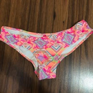 Geometric print VS bottom